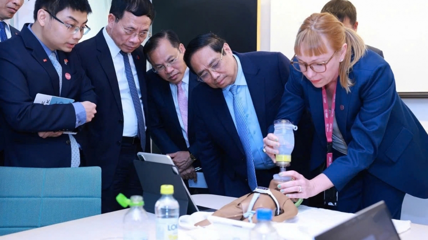 PM Pham Minh Chinh visits Karolinska Institute in Stockholm